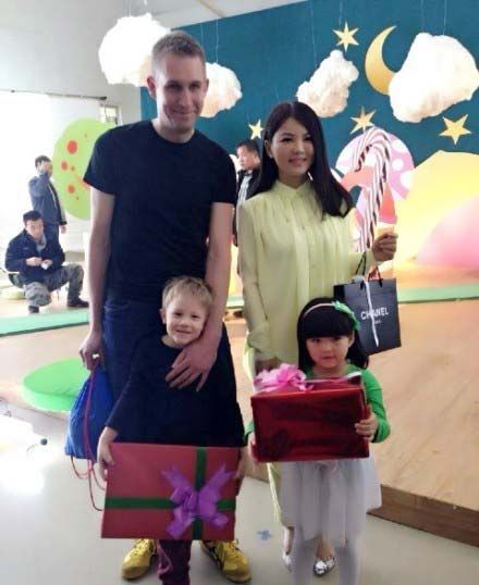 李湘母女与外籍父子合影 李湘母女与外籍父子合影