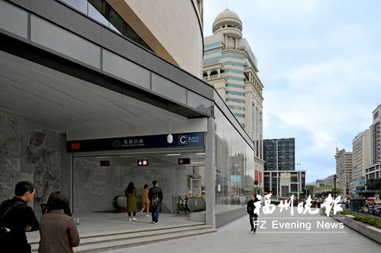 东街口八一七路西南角人行道旁的地铁东街口站C出入口。