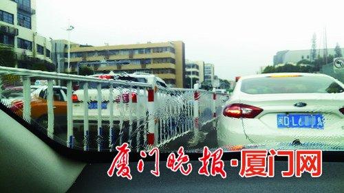 -陈先生的车前挡玻璃上气泡明显。