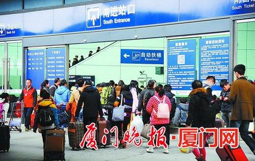 -今年春运,厦门站仍沿用“分口进站”模式,普速列车乘客只能从南站房进站。资料图