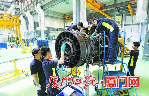 ▲厦门已成为国内最大的“一站式”航空维修基地。图为技术人员正在维修飞机发动机。(资料图/本报记者王火炎摄)