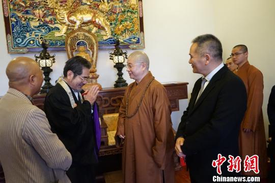 内藤香林(左二)向则悟法师(左三)表示感谢。 郑松波 摄