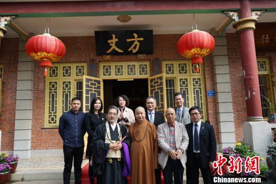 合影留念。 周立强 摄