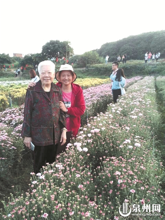 张秀恋陪婆婆出去游玩